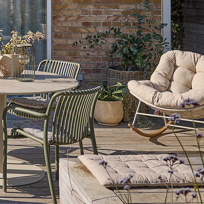 Acél kerti hintaszék párnával