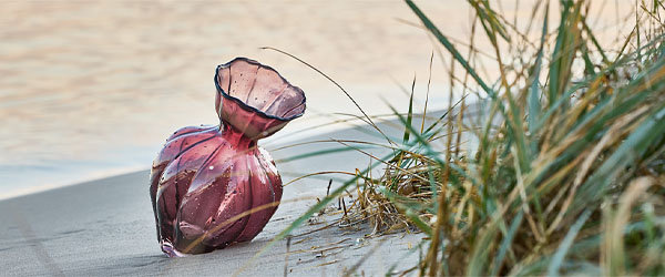 Padlizsánszínű üvegváza szoborszerű, bordázott dizájnnal