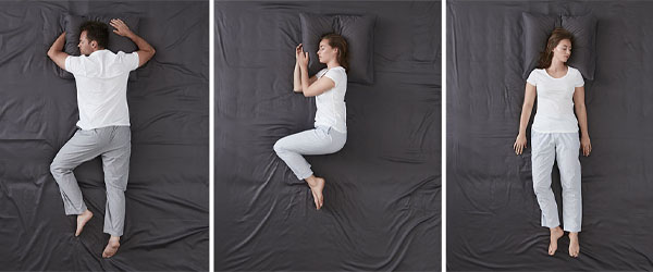 Emberek fekszenek különféle alvási pozíciókban