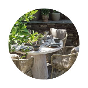 Kerek kerti asztal rattan fonott kerti székekkel és dekorációval