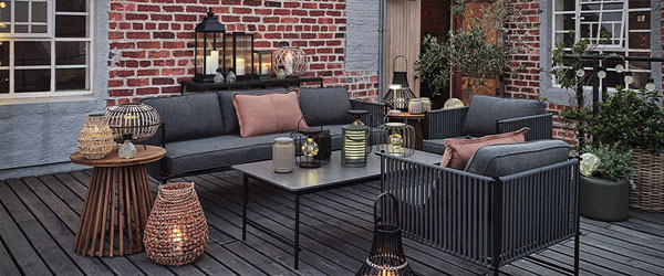 Különféle kültéri fények és egy ülőgarnitúra egy teraszon