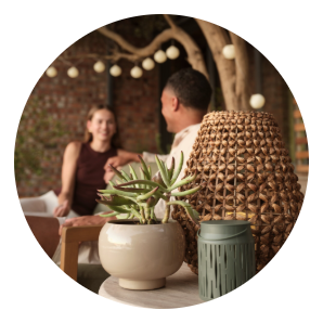 Egy kerti kaspó és két kerti lámpás asztalon