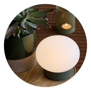 Kerti elemes lámpa egy kaspó mellett