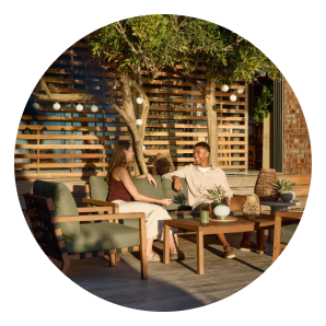 Egy pár egy kerti ülőgarnitúrán ülve beszélget