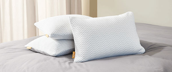 Három memóriahabos párna egy rakáson