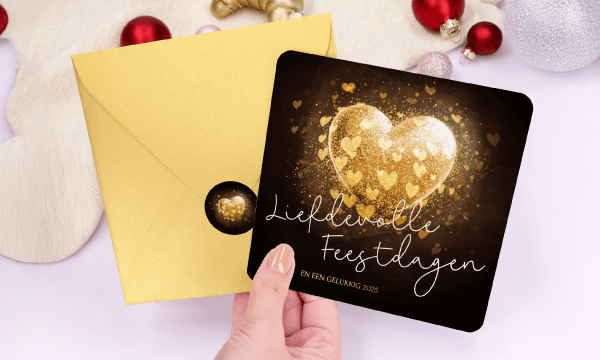 Kerstkaart met gouden envelop en sluitzegel