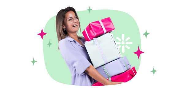 Lachende vrouw met stapel cadeaus