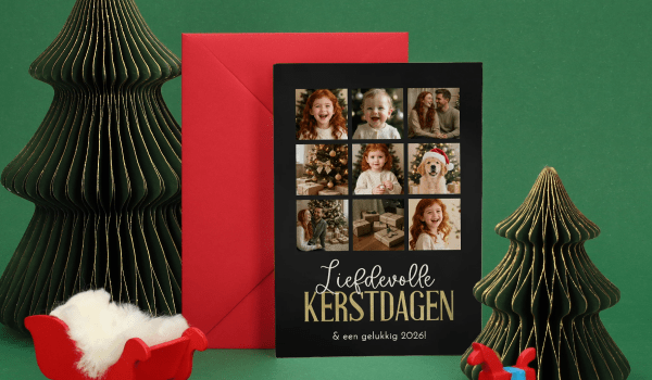 Kerstkaart met fotocollage en rode envelop
