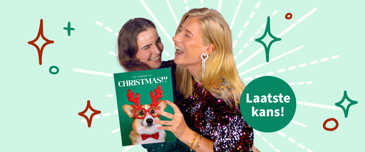 Twee lachende Blijmakers met een kerstkaart