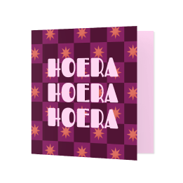 Vrolijke verjaardagskaart hoera blokjespatroon met sterren