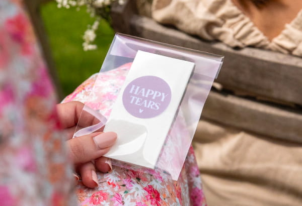 Zakdoekje met ronde sticker 'happy tears'
