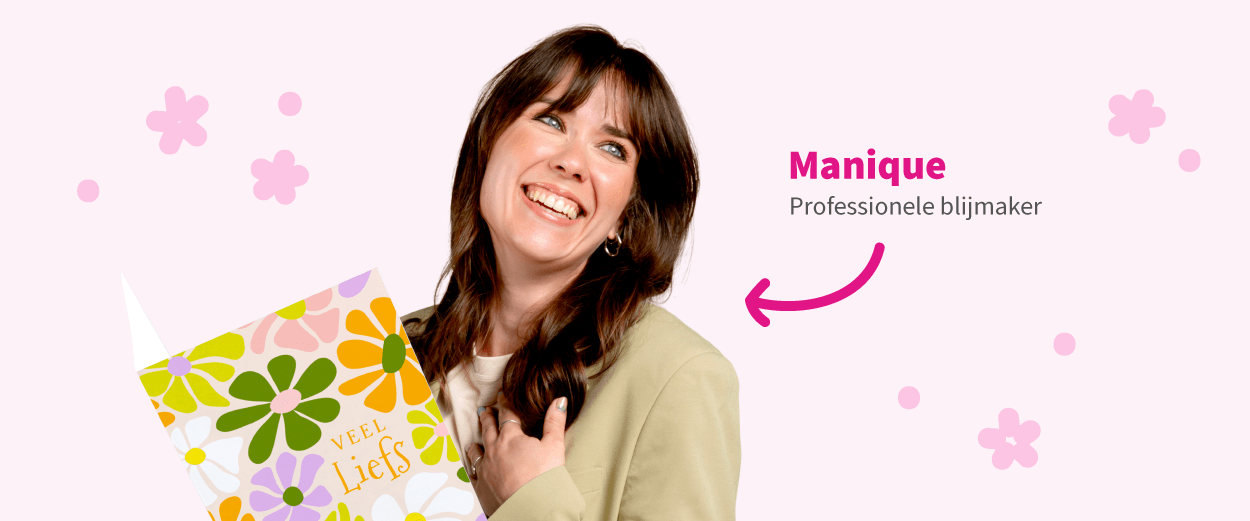Blijmaker Manique met een vrolijke bloemenkaart in de hand