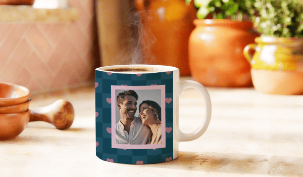 Mok met hartjes en foto van stel