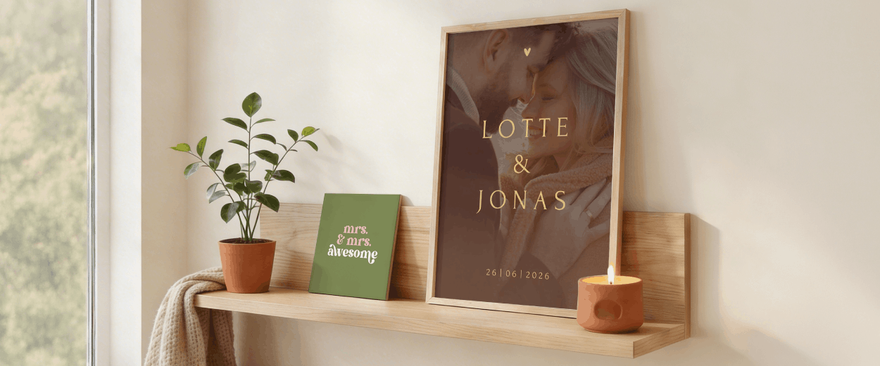 Wandplank met gepersonaliseerde tegel en poster