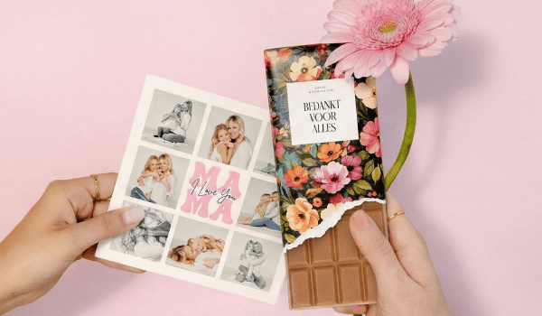 Fotokaart 'I love you mama' en chocoladereep naast roze bloem