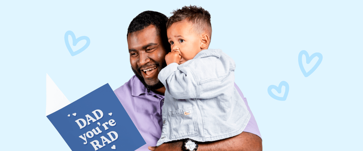 Vader en zoon met vaderdagkaart 'Dad you're rad'