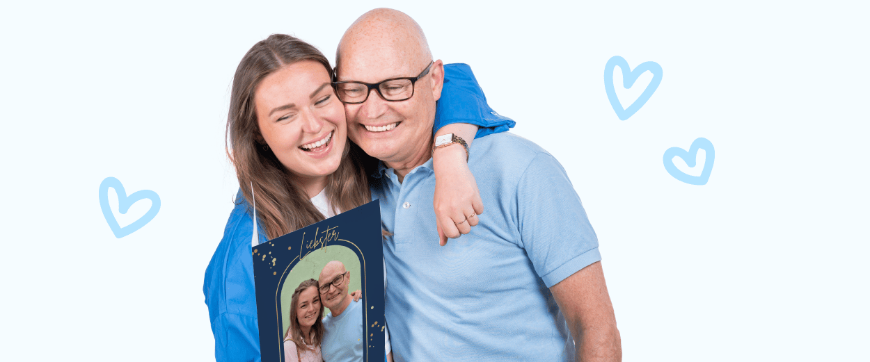 Blije vader en dochter met fotokaart
