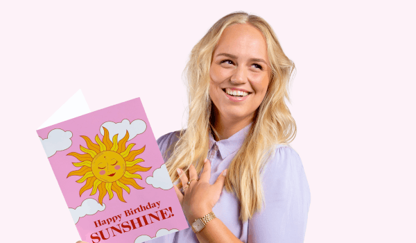 Blijmaker Kristi met een verjaardagskaart