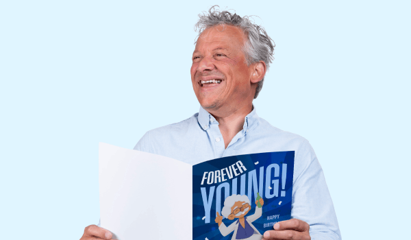 Blijmaker Klaas met een verjaardagskaart