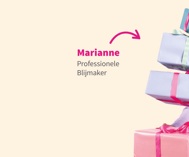 Professionele Blijmaker Marianne met stapel cadeaus