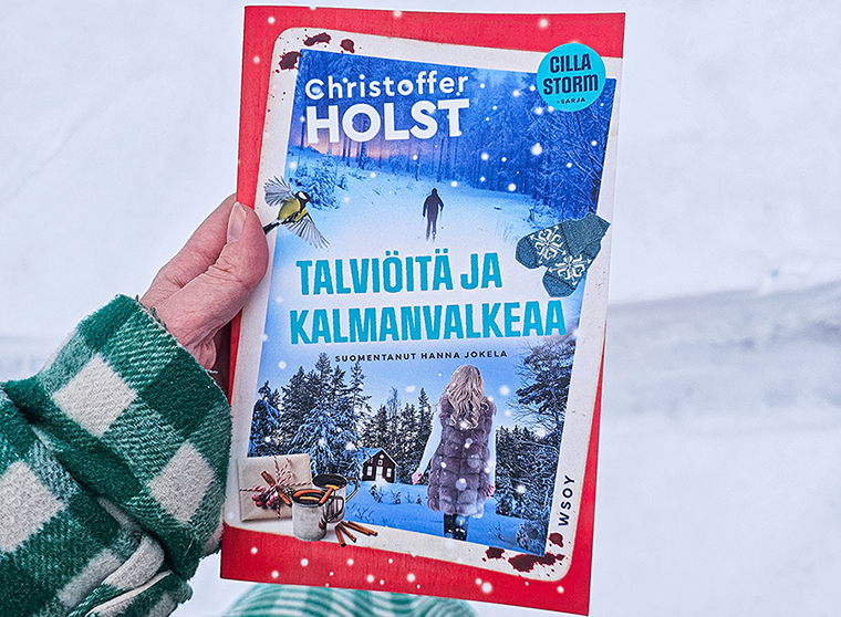 Henkilö pitelee kädessään Christoffer Holstin kirjaa 'Talviyöitä ja kalmanvalkeaa', joka kuuluu Cilla Storm -sarjaan. Taustalla luminen maisema, ja henkilöllä on vihreä-valkoruudullinen takki. Kirjan kansi kuvaa talvista maisemaa, mökkiä ja lumisessa metsässä kulkevaa hahmoa.