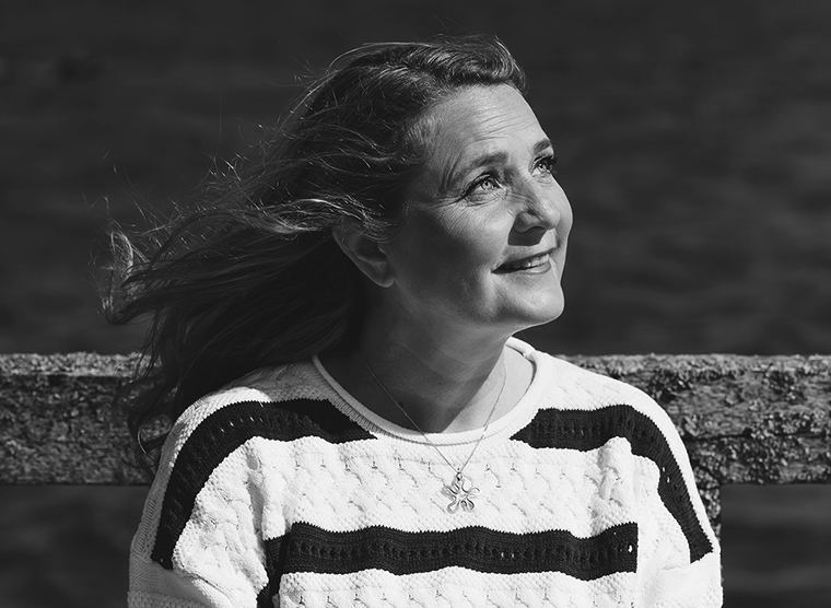 Mustavalkoinen puolikuva kirjailija Leena Paasiosta.