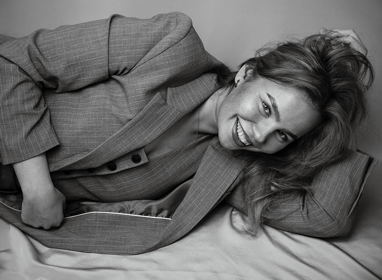 Mustavalkoinen kuva kirjailija Johanna Valjakasta.