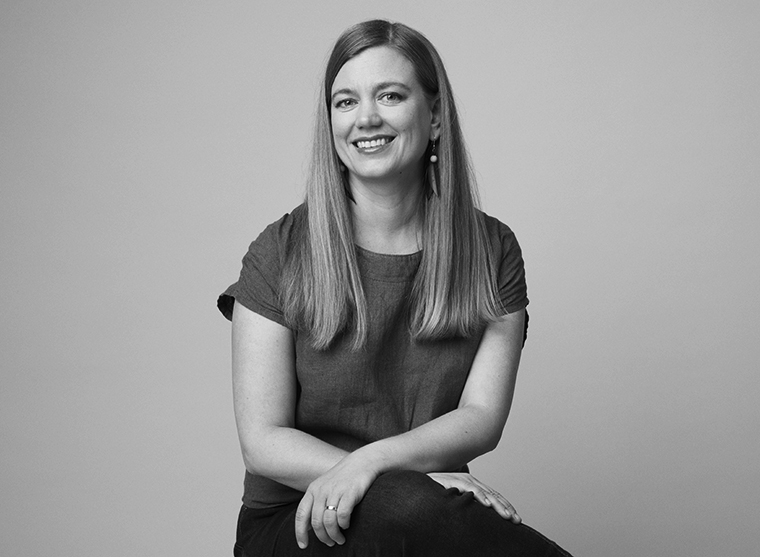 Mustavalkoinen puolikuva kirjailija Anna Elina Isoarosta.