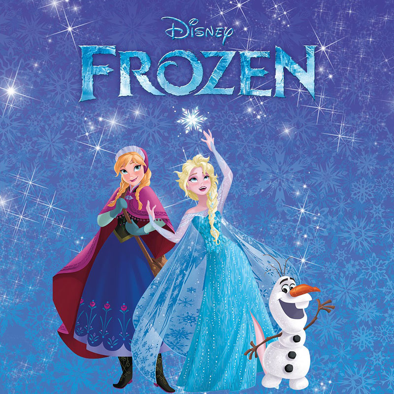 Kuvassa on keskellä vasemmalta oikealla Frozen-kirjojen hahmot Anna, Elsa ja lumiukko Olaf. He hymyilevät iloisesti. Vaaleansiniseen juhlavaan mekkoon ja läpikuultavaan viittaan pukeutunut Elsa kurottaa kättä päänsä yläpuolelle ja hänen kurotetun kämmenensä yllä leijuu hohtava lumihiutale. Annalla on yllään tummansininen mekko, purppuran värinen talviviitta ja purppuran värinen hilkka. Kuvan tausta on sininen ja vaalein yksityiskohtaisin lumihiutalein koristeltu. Siellä täällä loistaa valkoisia tähtiä. Kuvan ylälaidassa lukee ”Disney Frozen”.