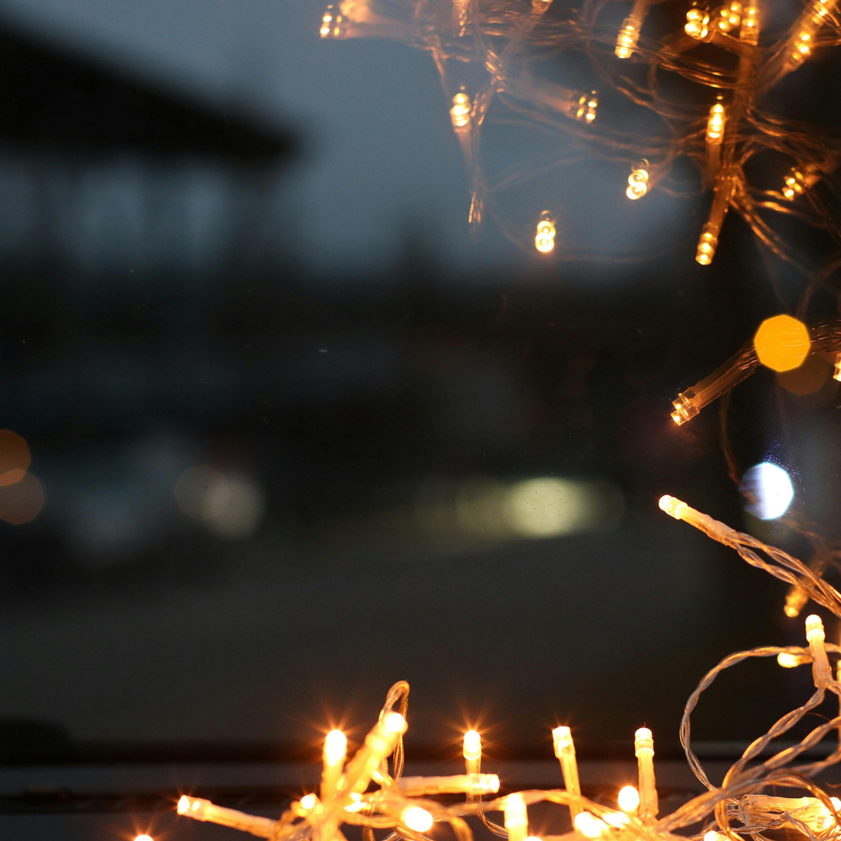 Kuvassa pieniä jouluvaloja epätarkkana pimeydessä.