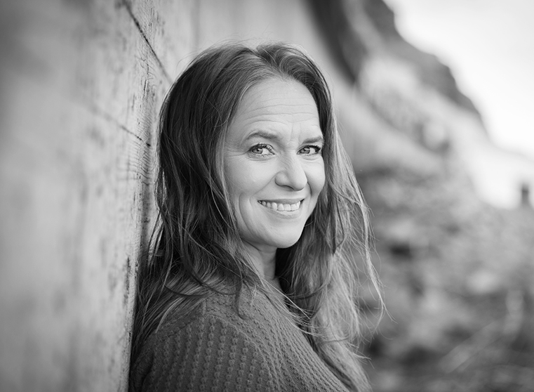 Mustavalkoinen kasvokuva kirjailija Satu Rämöstä.