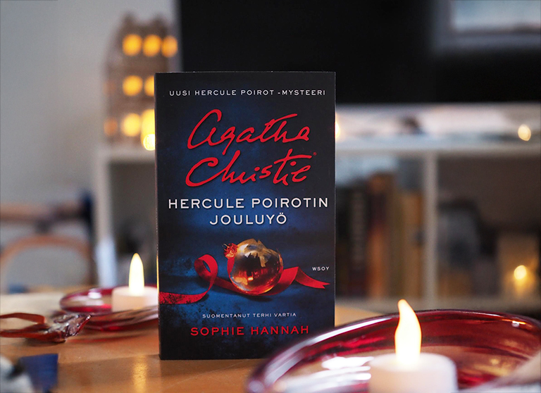 Pöydälle kynttilälyhtyjen keskelle on aseteltu kuvaan Hercule poirotin jouluyö -kirja.