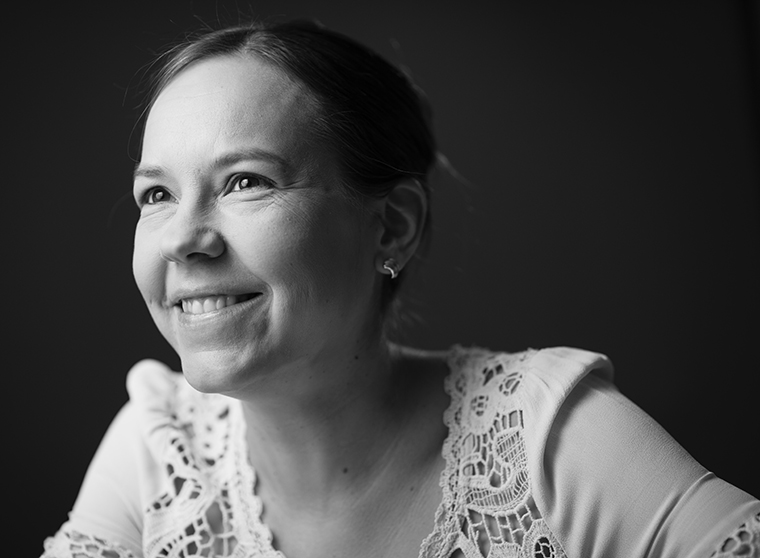 Mustavalkoinen kasvokuva hymyilevästä kirjailija Maria Mustrannasta.