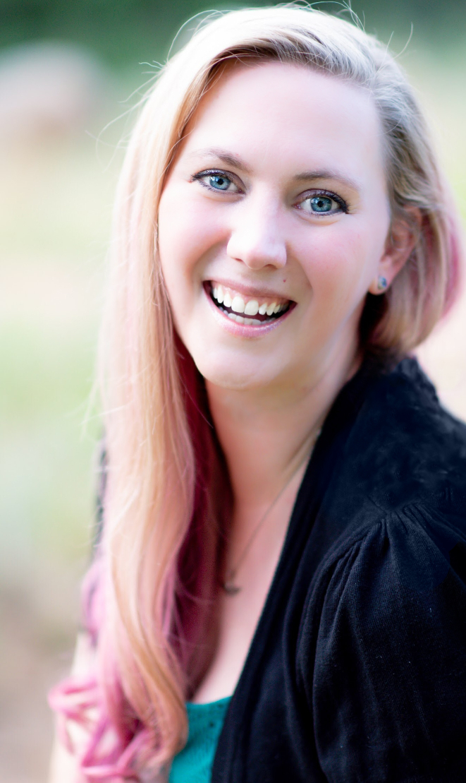 Kuvassa kirjailija Rebecca Yarros katsoo suoraan kohti katselijaa ja hymyilee lämpimästi. Kuva on rajattu rintakehästä ylöspäin.