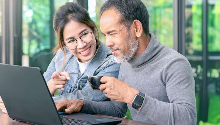 Man en vrouw achter een laptop