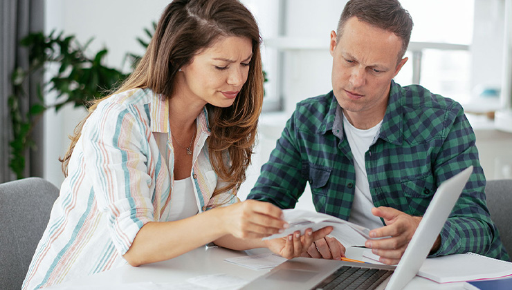 Man en vrouw achter een laptop