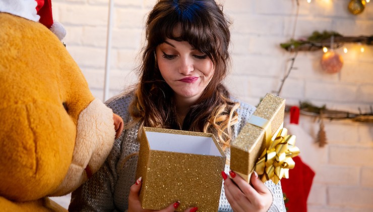 Vrouw met een cadeau