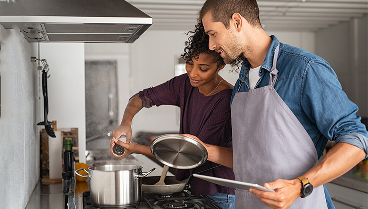 Man en vrouw aan het koken in de keuken