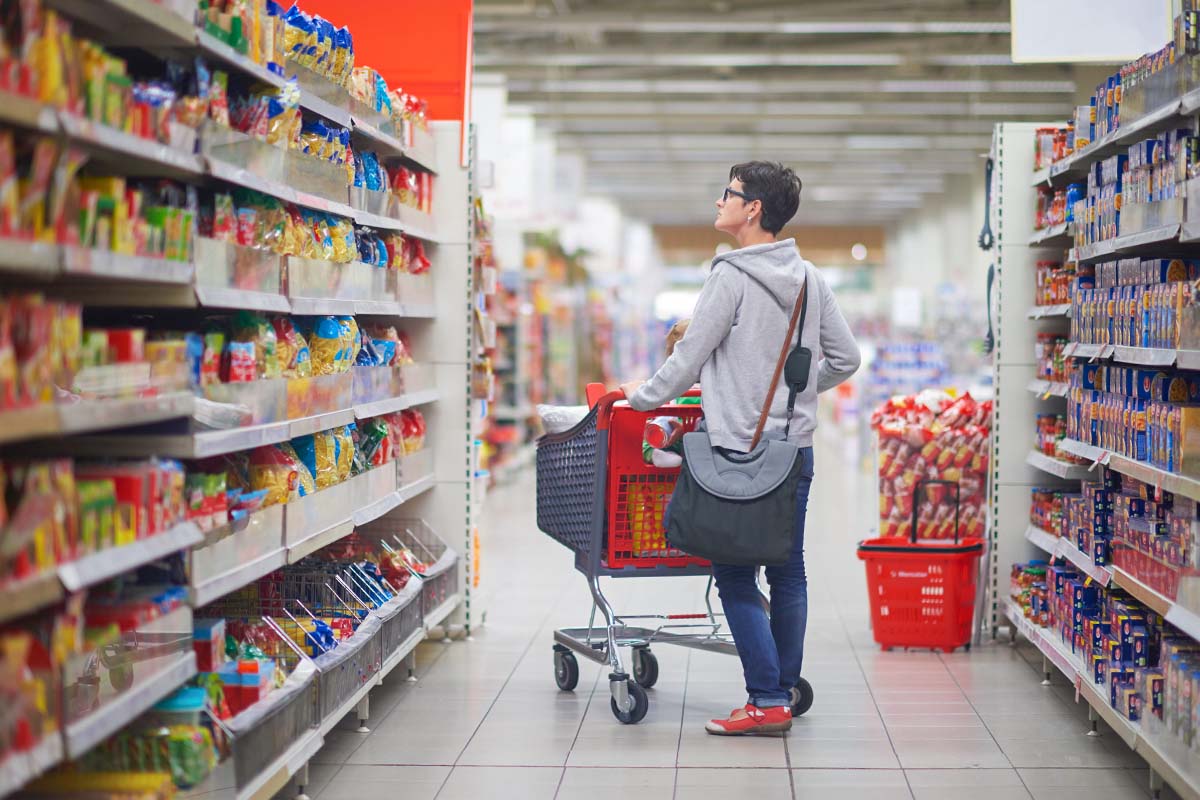 Mevrouw in de supermarkt