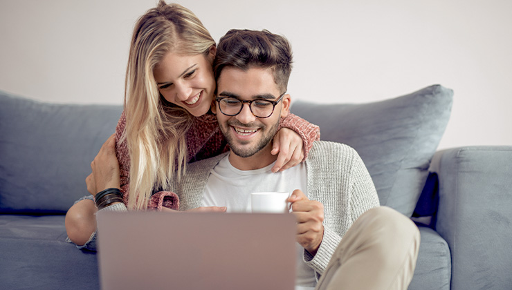 Man en vrouw achter een laptop