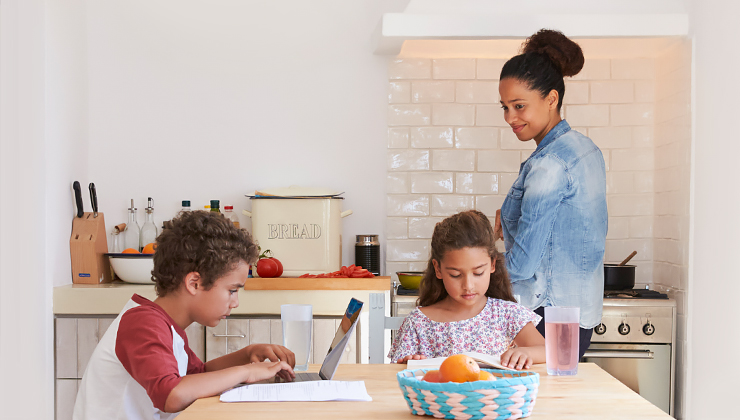 Vrouw met kinderen in de keuken