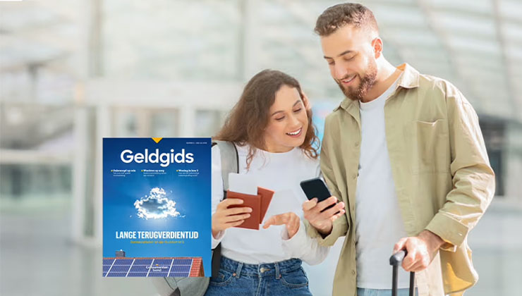 Man met telefoon en vrouw met paspoorten in de hand