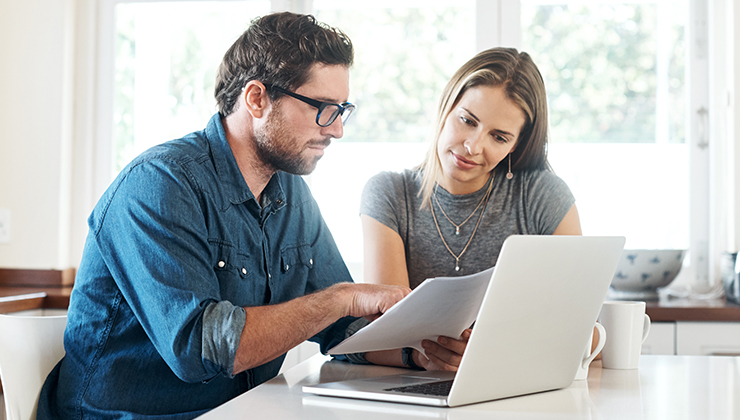 Man en vrouw achter een laptop