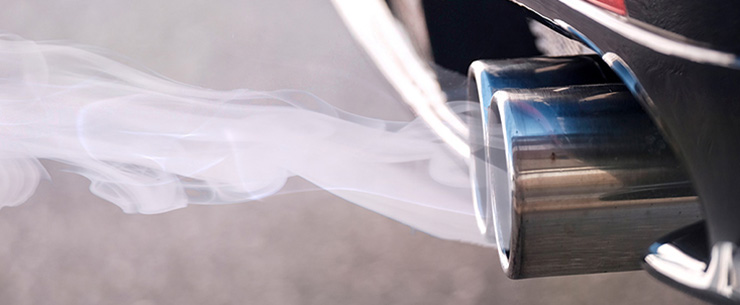 Uitlaat van een auto met uitlaatgassen