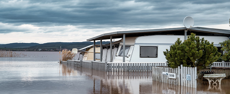 Foto van een camping die onderwater staat