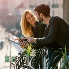 Foto van een man en vrouw op een balkon op vakantie