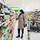 Mevrouw in de supermarkt