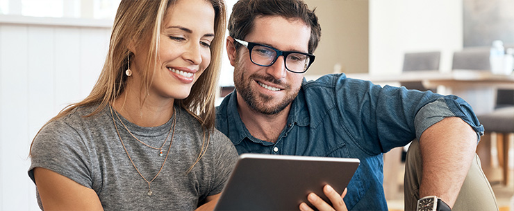 Man en vrouw aan het vergelijken