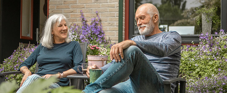Man en vrouw buiten in de tuin