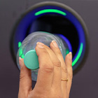 Statiegeldfles die in een statiegeldautomaat wordt gestopt